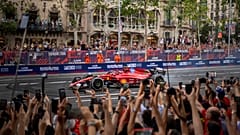 Carlos Sainz conduce durante una demostración para fans de la Fórmula 1 en el centro de Barcelona, a lo largo del Passeig de Gracia, en junio de 2024.