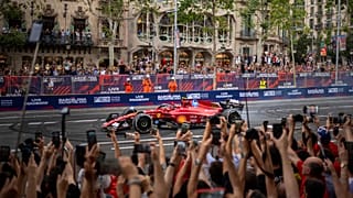 Carlos Sainz conduce durante una demostración para fans de la Fórmula 1 en el centro de Barcelona, a lo largo del Passeig de Gracia, en junio de 2024.