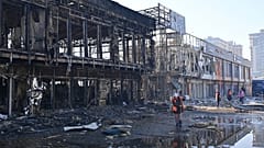 Städtische Arbeiter räumen auf, nachdem russische Drohnen während des nächtlichen Angriffs in Odesa Geschäfte getroffen haben, 21. März 2025