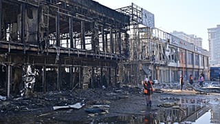 Εργαζόμενοι του δήμου καθαρίζουν μετά την επίθεση ρωσικών μη επανδρωμένων αεροσκαφών σε καταστήματα κατά τη διάρκεια της νυχτερινής επίθεσης στην Οδησσό, 21 Μαρτίου 2025