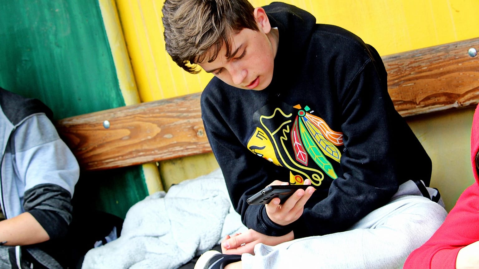 Un adolescente maneja un dispositivo móvil.