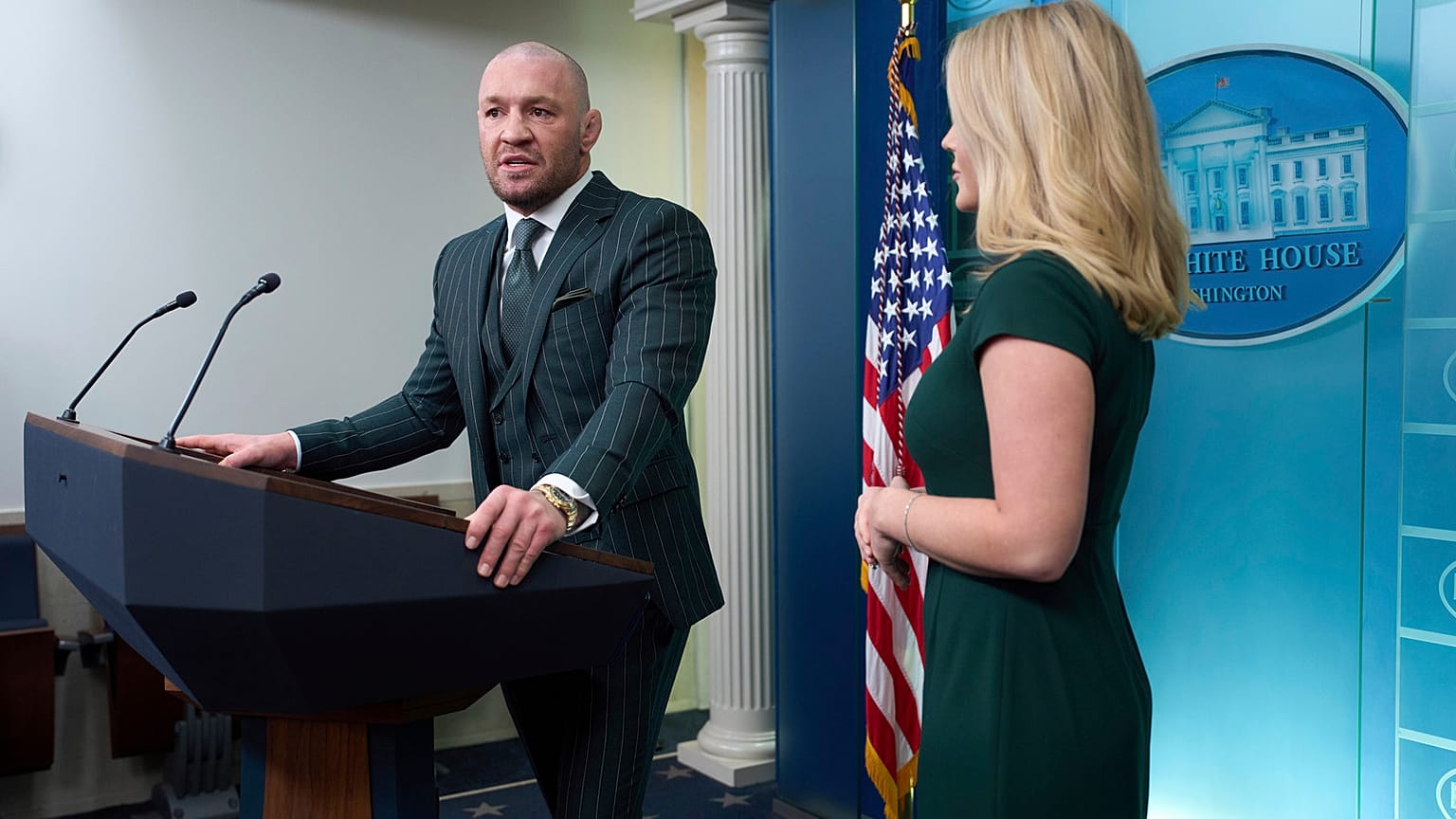 A secretária de imprensa da Casa Branca, Karoline Leavitt, escuta enquanto o lutador Conor McGregor fala com os jornalistas na sala de reuniões da Casa Branca.