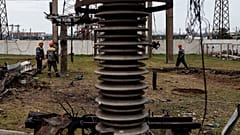 DTEK şirketinin işçileri, 25 Mart 2025 tarihinde Ukrayna'nın açıklanmayan bir bölgesinde Rus insansız hava aracı saldırısı sonucu tahrip olan bir trafo merkezinde çalışıyor