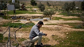 Basel Adra, um dos realizadores do documentário vencedor do Óscar "No Other Land", fala ao telefone perto da casa do co-realizador palestiniano Hamdan Ballal