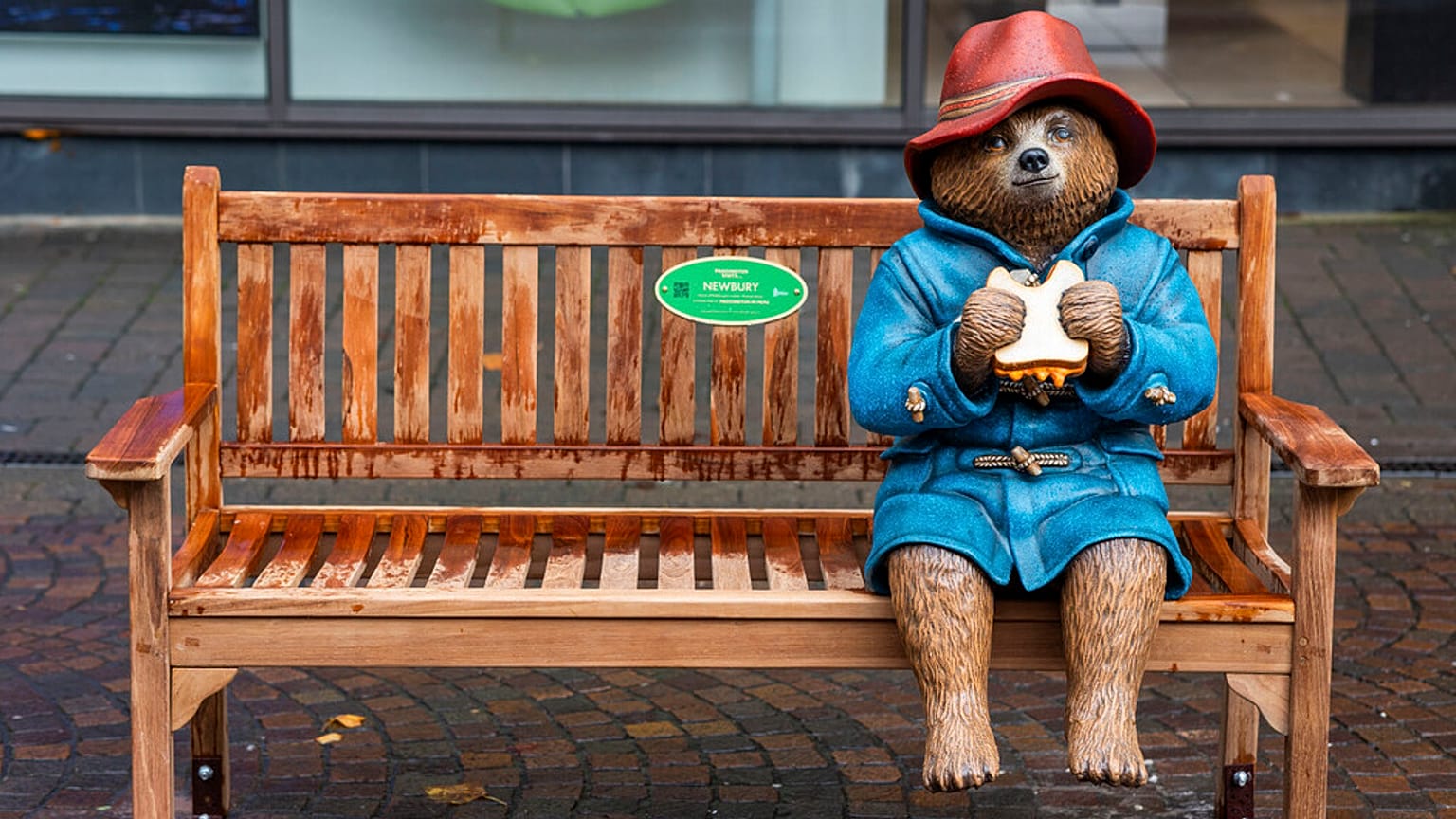 ARQUIVO: Esta fotografia disponibilizada pela PinPep mostra uma estátua do urso Paddington em Newbury, Inglaterra, durante a sua inauguração em 8 de outubro de 2024