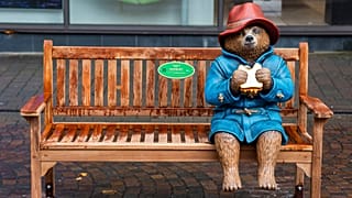 ARQUIVO: Esta fotografia disponibilizada pela PinPep mostra uma estátua do urso Paddington em Newbury, Inglaterra, durante a sua inauguração em 8 de outubro de 2024