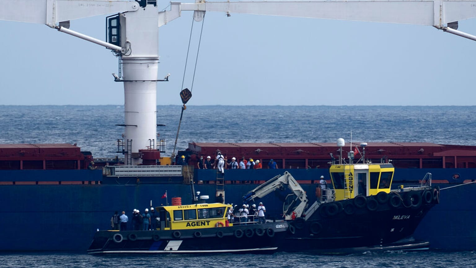 Des représentants russes, ukrainiens, turcs et de l'ONU arrivent au cargo Razoni pour inspection alors qu'il est ancré à l'entrée du détroit du Bosphore à Istanbul.