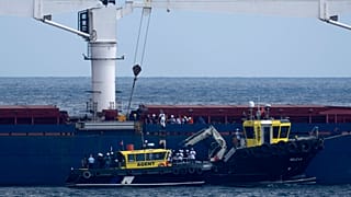 Des représentants russes, ukrainiens, turcs et de l'ONU arrivent au cargo Razoni pour inspection alors qu'il est ancré à l'entrée du détroit du Bosphore à Istanbul.