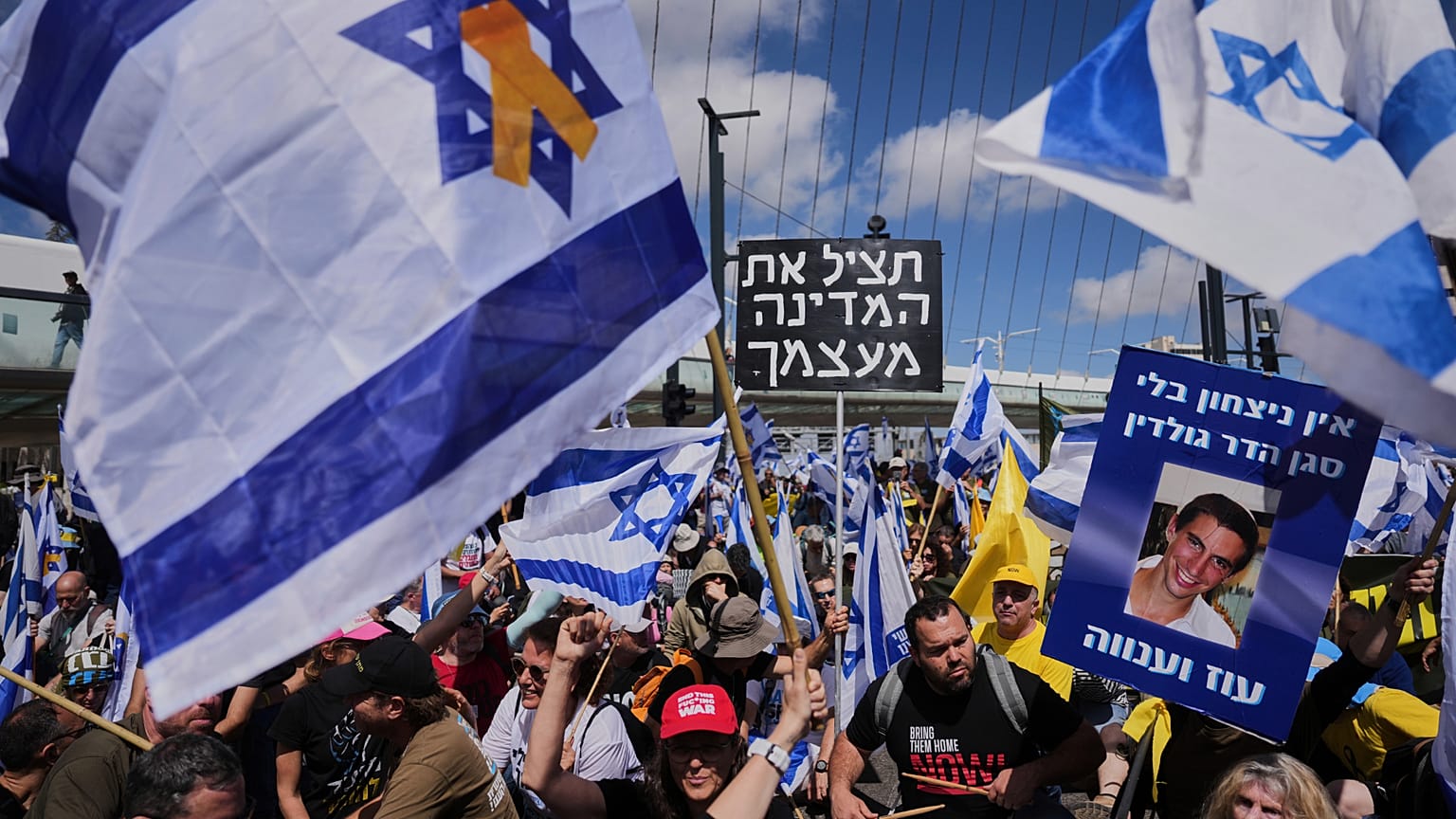 Kormányellenes tüntetők a Kneszet közelében
