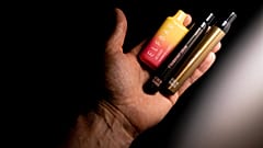 Varias marcas de vapeadores son mostradas en una foto de archivo.