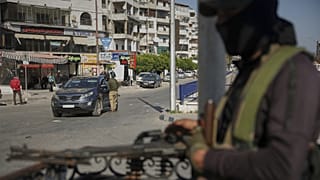 Suriye güvenlik güçleri, Lazkiye'de eski Devlet Başkanı Beşar Esad'a bağlı silahlı kişilerle yaşanan şiddet olaylarının ardından bir kontrol noktasında, 11 Mart 2025