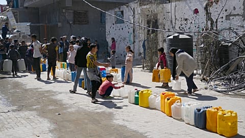 Des Palestiniens font la queue pour remplir des bidons d'eau à Jabaliya, dans le nord de la bande de Gaza, dimanche 16 mars 2025.