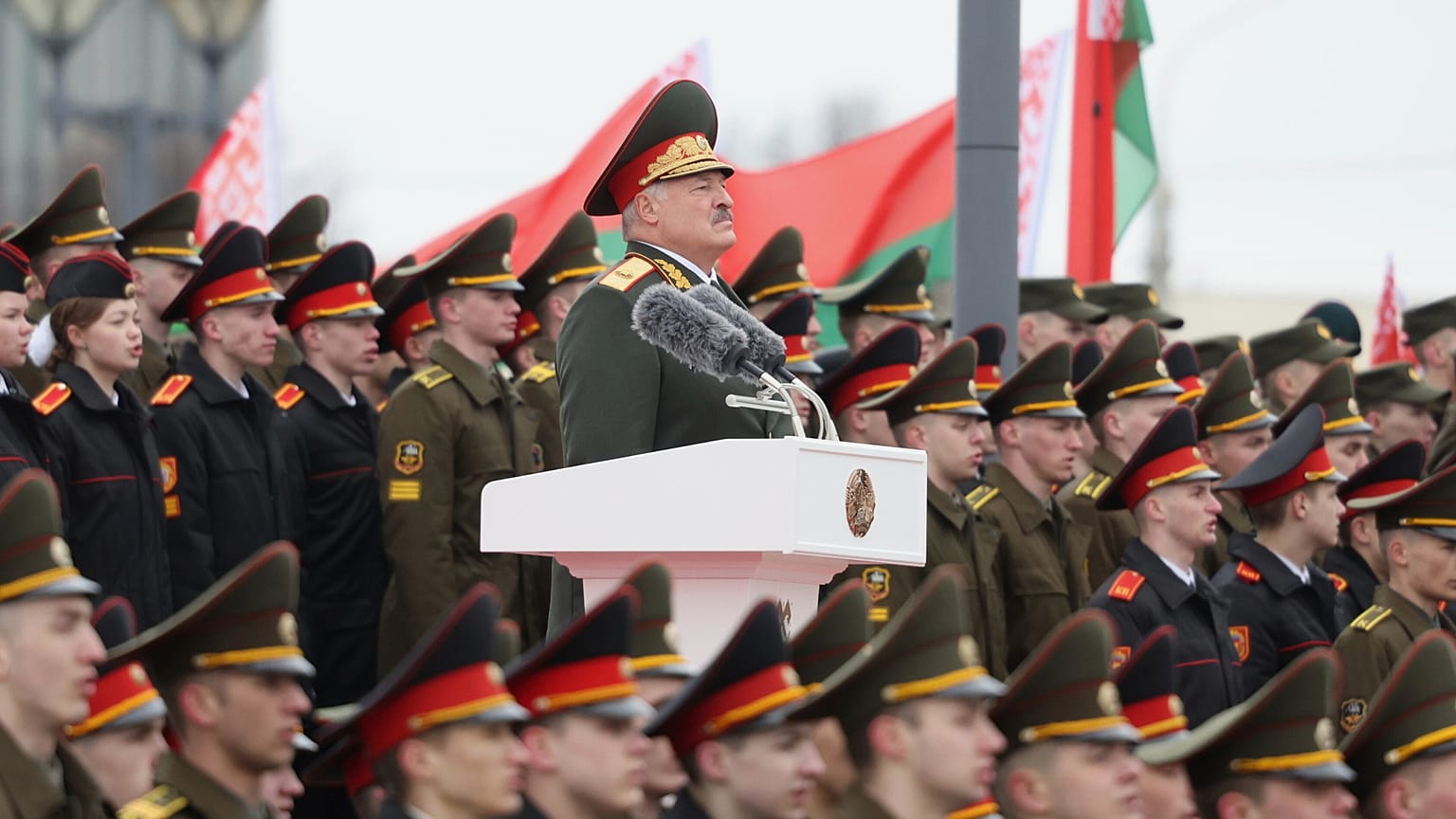 Le président biélorusse Alexandre Loukachenko assiste à une cérémonie au cours de laquelle des militaires prêtent serment d'allégeance au peuple après son investiture à Minsk, 25 mars 2025.