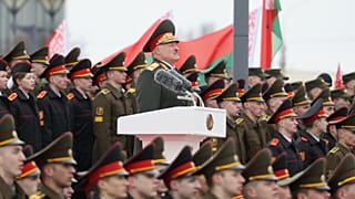 Il presidente bielorusso Alexander Lukashenko assiste alla cerimonia di giuramento di fedeltà al popolo da parte del personale militare dopo il suo insediamento a Minsk, il 25 marzo 2025.