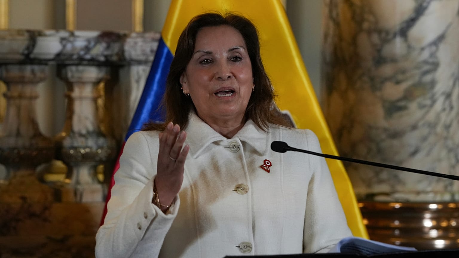 Dina Boluarte, la presidenta de Perú, durante un discurso dirigido a la nación.