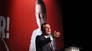 CHP Genel Başkanı Özgür Özel, İstanbul Beşiktaş Mustafa Kemal Kültür Merkezi’nde düzenlenen grup toplantısında, 25 Mart 2025