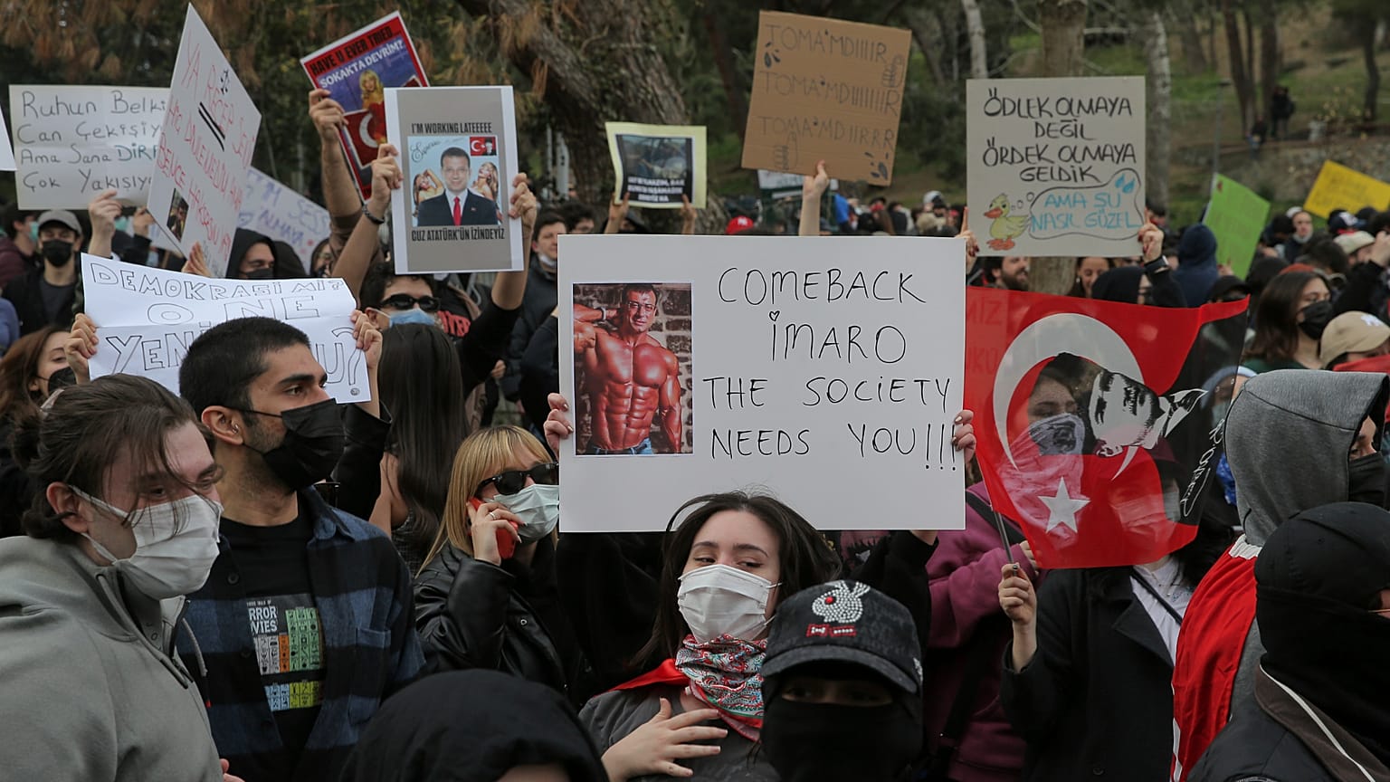 I manifestanti gridano slogan durante un raduno dopo l'arresto e la detenzione del sindaco di Istanbul Ekrem İmamoğlu, 25 marzo 2025. 