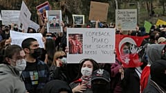 Demonstranten rufen Parolen während einer Versammlung nach der Verhaftung des Istanbuler Bürgermeisters Ekrem İmamoğlu und seiner Einweisung ins Gefängnis in Istanbul, 25. März, 2025 