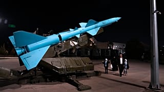 أشخاص يمرون بالقرب من صاروخ إيراني محلي الصنع أثناء زيارتهم لمجمع الفضاء الوطني التابع للحرس الثوري، خارج طهران، إيران، الجمعة 15 نوفمبر/تشرين الثاني 2024.