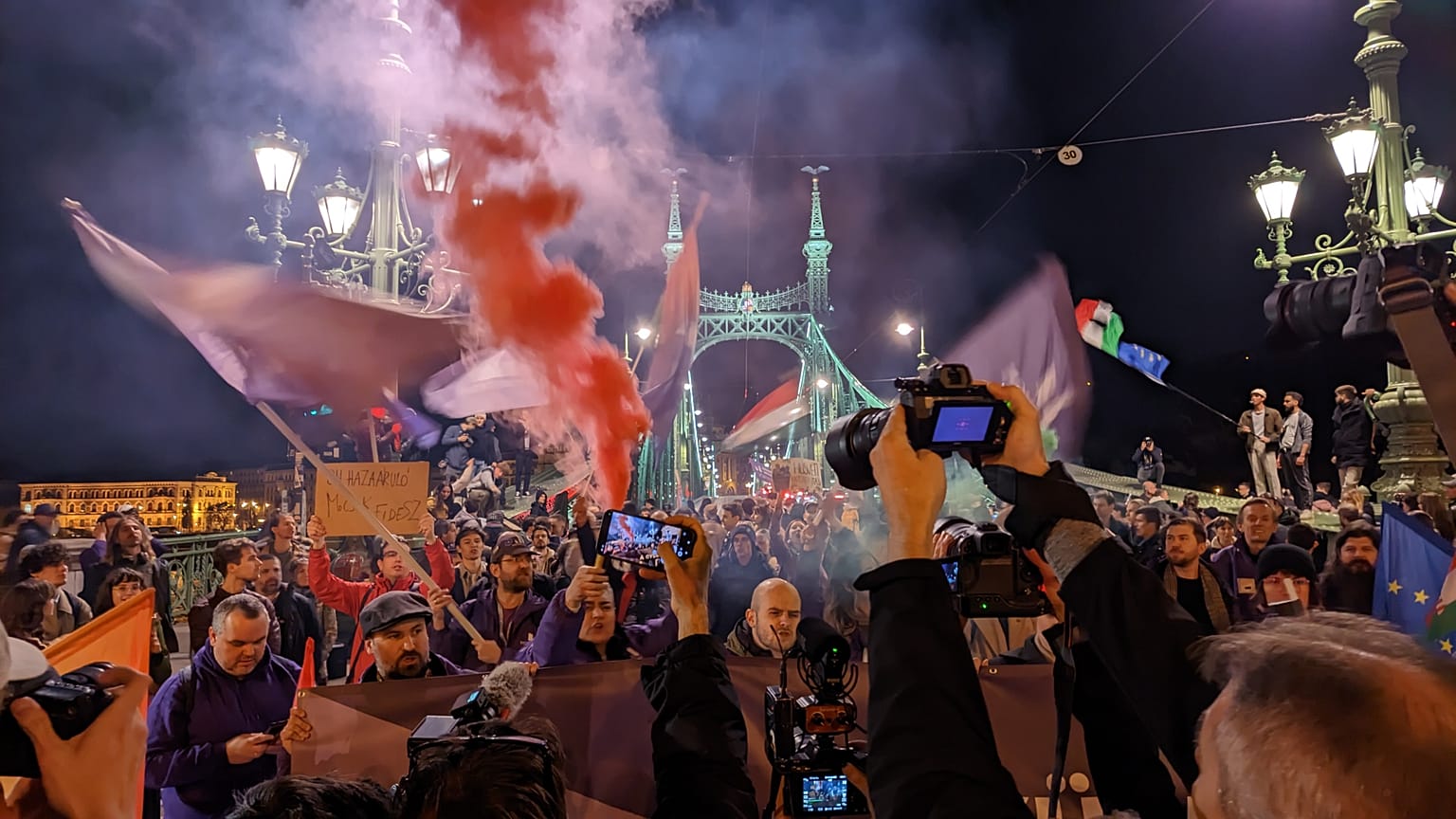 A gyülekezési jog csorbítása ellen tiltakozó tüntteők a Szabadság-hídon 2025. március 25-én