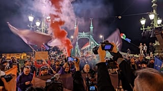 Ungarische Demonstranten besetzen die Freiheitsbrücke im Zentrum von Budapest, um gegen ein Gesetz zu protestieren, das LGBTQ+ Pride-Veranstaltungen verbietet und das Recht auf Versammlung einschränkt,