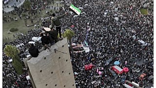 سوريون يحتفلون في ساحة الأمويين بدمشق بعد سقوط نظام الرئيس السابق بشار الأسد. 20 ديسمبر 2024.