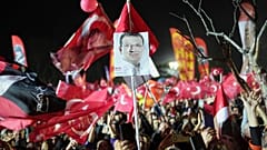 Ekrem İmamoğlu'nun tutuklanması nedeniyle İstanbul Saraçhane'de düzenlenen protestodan bir görüntü, 25 Mart 2025