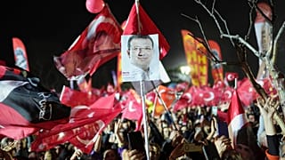 Ekrem İmamoğlu'nun tutuklanması nedeniyle İstanbul Saraçhane'de düzenlenen protestodan bir görüntü, 25 Mart 2025