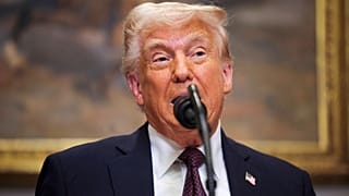 Donald Trump elnök beszédet mond a washingtoni Fehér Ház Roosevelt-termében 2025. március 24-én, hétfőn. (Pool via AP)