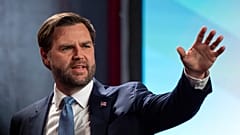 Vizepräsident JD Vance verlässt den Saal nach seiner Rede auf der Kongress-Städtekonferenz der National League of Cities am Montag, 10. März 2025, in Washington.