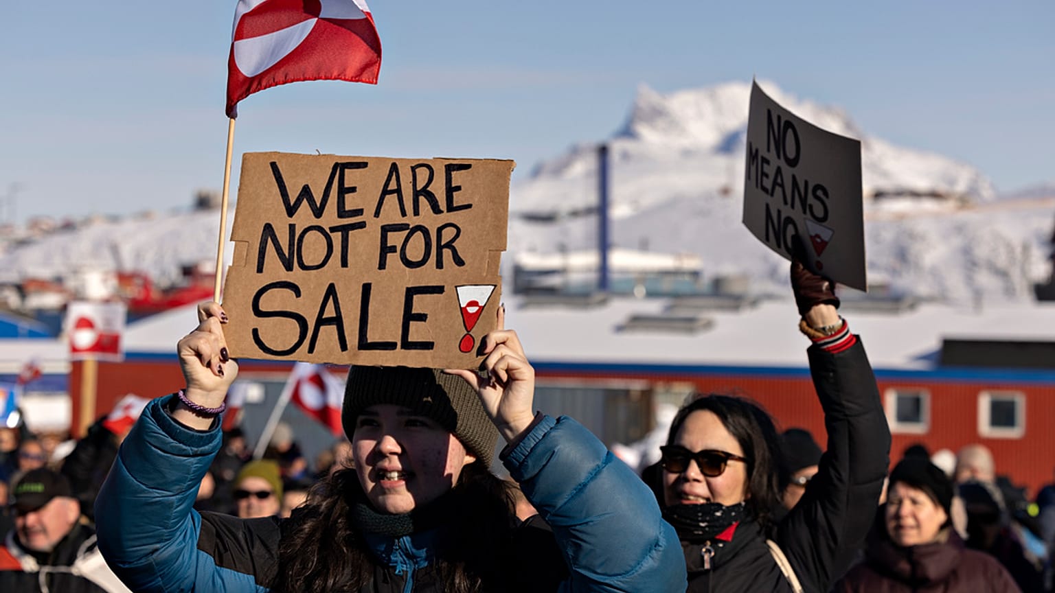 Ludzie biorą udział w marszu kończącym się przed konsulatem USA, pod hasłem „Grenlandia należy do narodu grenlandzkiego” w Nuuk na Grenlandii, w sobotę 15 marca 2025 r.