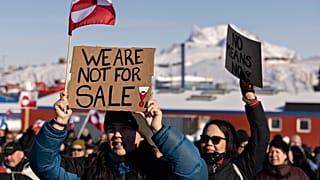 Ludzie biorą udział w marszu kończącym się przed konsulatem USA, pod hasłem „Grenlandia należy do narodu grenlandzkiego” w Nuuk na Grenlandii, w sobotę 15 marca 2025 r.