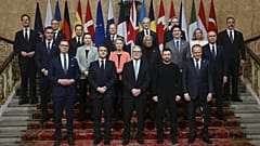 DATEI - Der britische Premierminister Keir Starmer, vorne in der Mitte, war Gastgeber des Gipfeltreffens der europäischen Staats- und Regierungschefs zur Diskussion über die Ukraine im Lancaster House in London, 2. März 2025