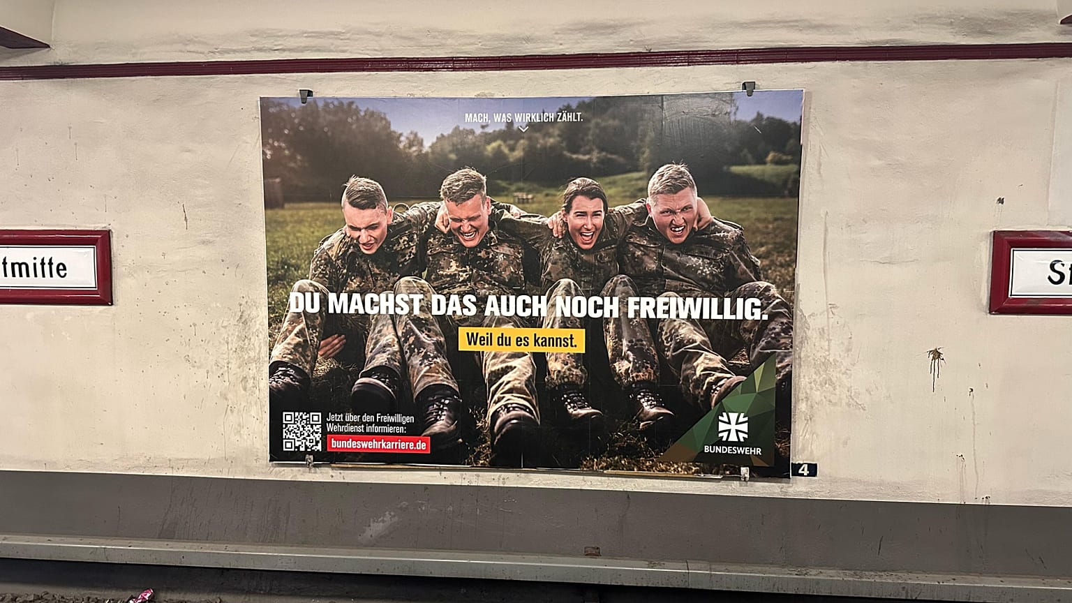 Ein Plakat der Bundeswehr in Berlin.