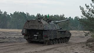 Dos soldados del batallón de instrucción de artillería 345 de la 10ª división acorazada en un obús autopropulsado 2000.