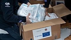 Mitarbeiter des griechischen Katastrophenschutzes bei der Inspektion von Schutzmaterial von Covid-19 im Lager im Dezember 2020. 