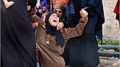 والدة علي محمد الهنيس تبكي أثناء جنازته في قرية كويا، جنوب غرب سوريا، بعد مقتله في هجوم بمسيرة إسرائيلية، 25 مارس 2025
