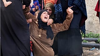 والدة علي محمد الهنيس تبكي أثناء جنازته في قرية كويا، جنوب غرب سوريا، بعد مقتله في هجوم بمسيرة إسرائيلية، 25 مارس 2025