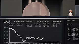 Frankfurt Menkul Kıymetler Borsası'nın işlem salonunda Dax eğrisinin yer aldığı pano, Almanya. 20 Mart 2025.