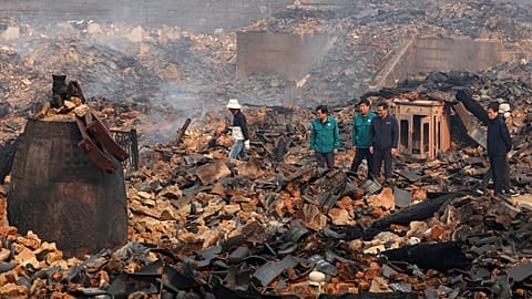 Une cloche est brisée sur les restes du pavillon des cloches suite à des incendies de forêt au temple Gounsa à Uiseong, en Corée du Sud, mercredi 26 mars 2025.