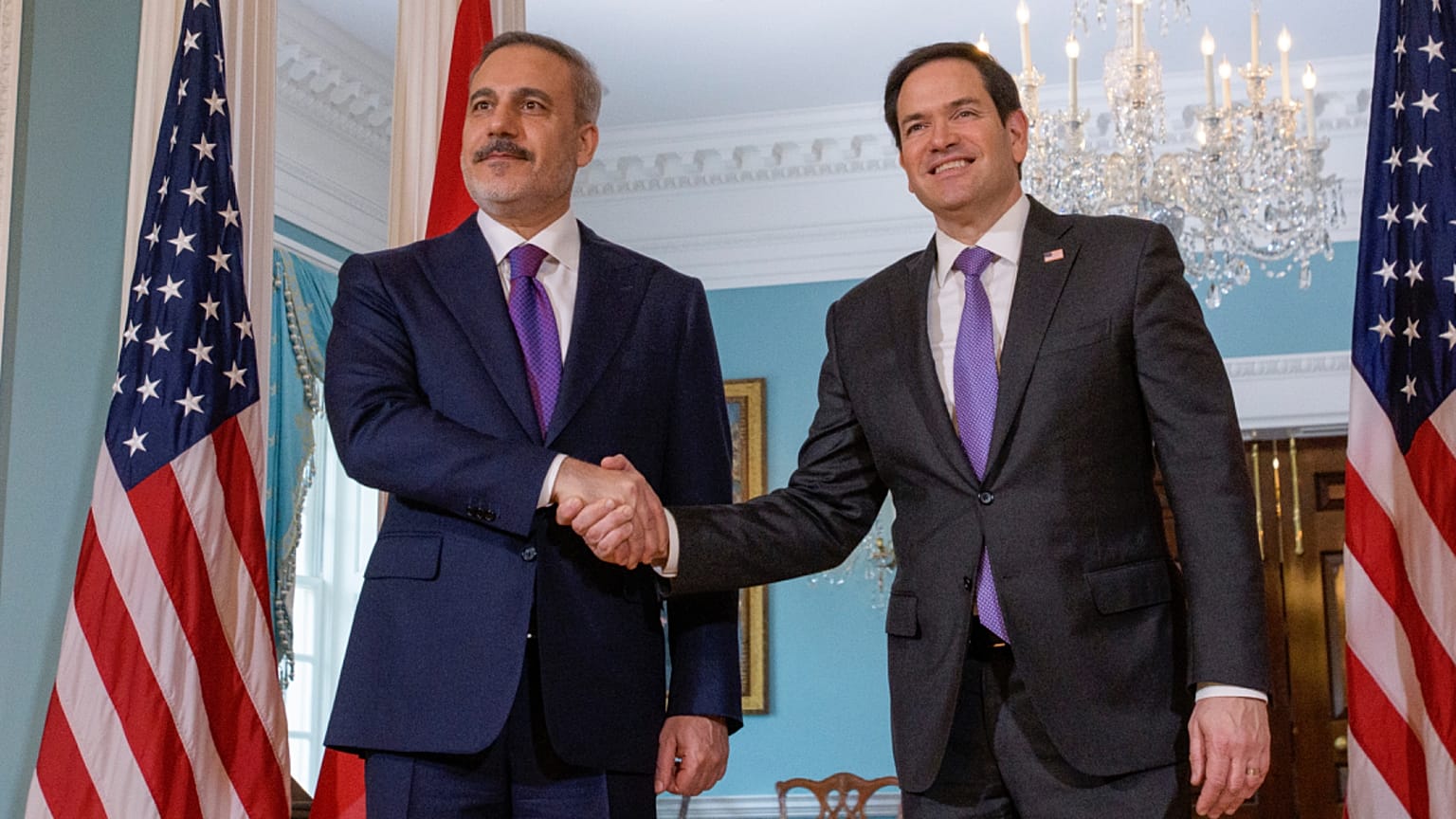 Marco Rubio külügyminiszter (jobbra) kezet ráz Hakan Fidan török külügyminiszterrel (balra) a Külügyminisztériumban, 2025. március 25-én.