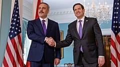 Госсекретарь США Марко Рубио (справа) пожимает руку министру иностранных дел Турции Хакану Фидану (слева) в Государственном департаменте, 25 марта 2025 года.