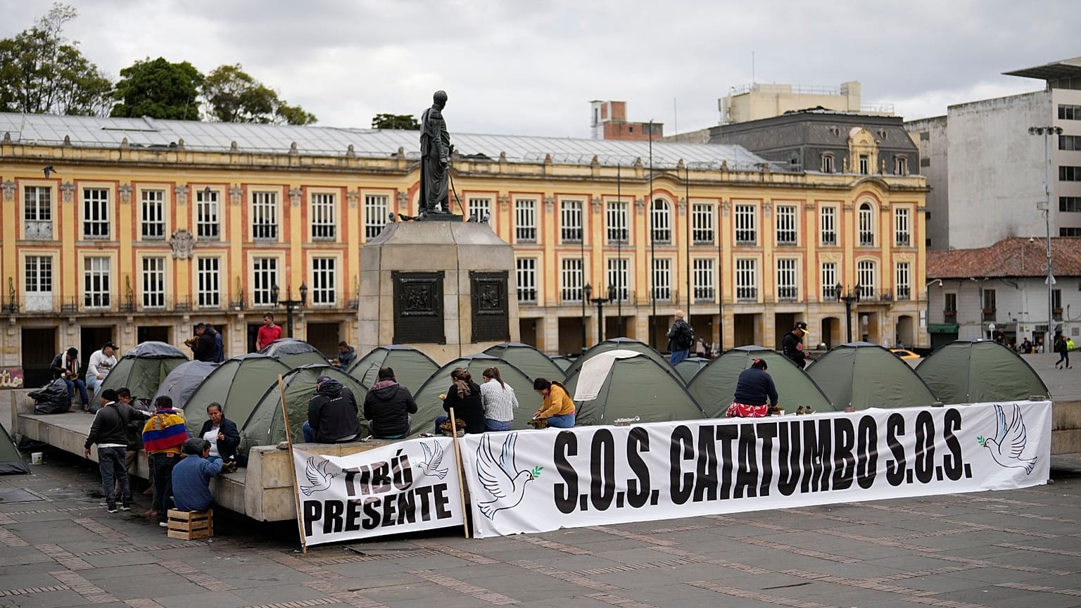 FILE - I residenti della regione di coltivazione della coca del Catatumbo si accampano in Piazza Bolivar a Bogotà, Colombia, 29 gennaio 2025. 