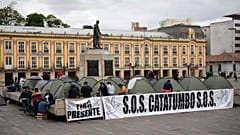 ARQUIVO - Moradores da região de cultivo de coca de Catatumbo acampam na Praça Bolívar, em Bogotá, Colômbia, em 29 de janeiro de 2025. 