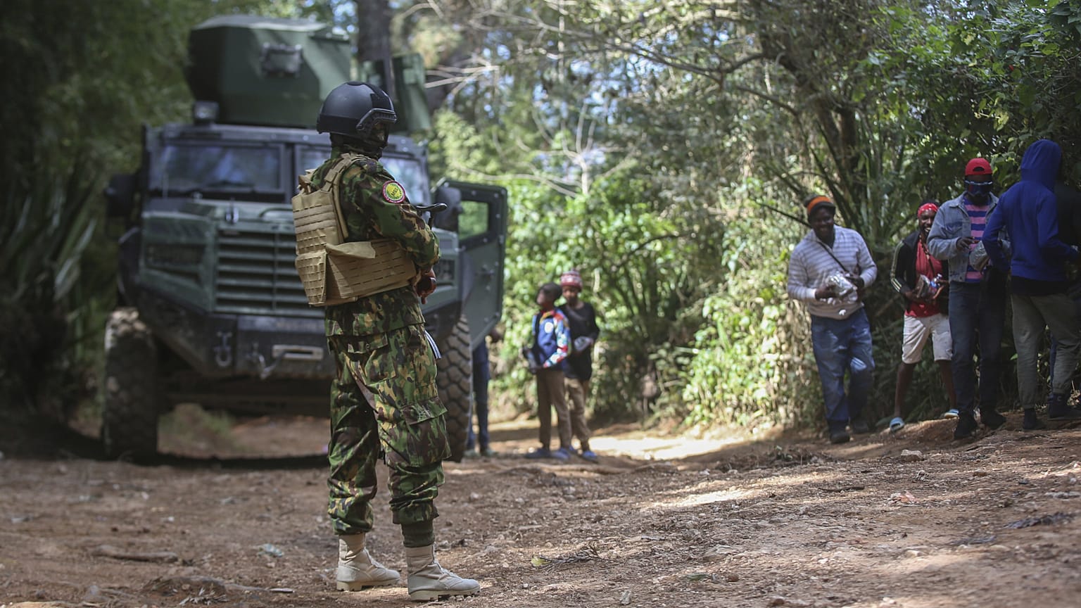 Um agente da polícia queniana patrulha uma área no bairro de Kenscoff, em Port-au-Prince, Haiti, a 13 de fevereiro de 2025.