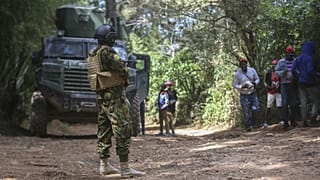 Un agente de policía keniano patrulla una zona del barrio de Kenscoff de Puerto Príncipe, Haití, el 13 de febrero de 2025.