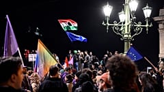 Des manifestants protestent contre une loi qui interdit les manifestations de la fierté LGBTQ+ et restreint le droit de réunion. Budapest, 25.03.2025