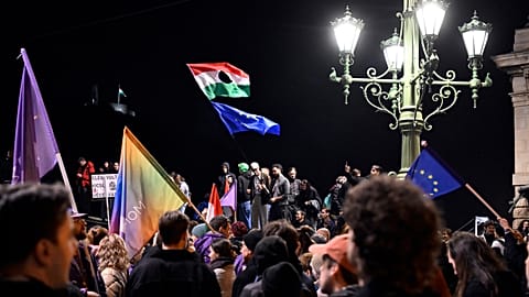 Des manifestants protestent contre une loi qui interdit les manifestations de la fierté LGBTQ+ et restreint le droit de réunion. Budapest, 25.03.2025