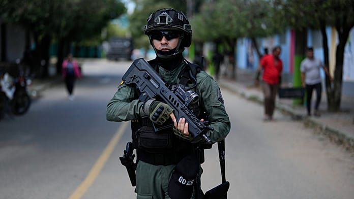 El ELN secuestra 2 autobuses con al menos 39 pasajeros en Colombia