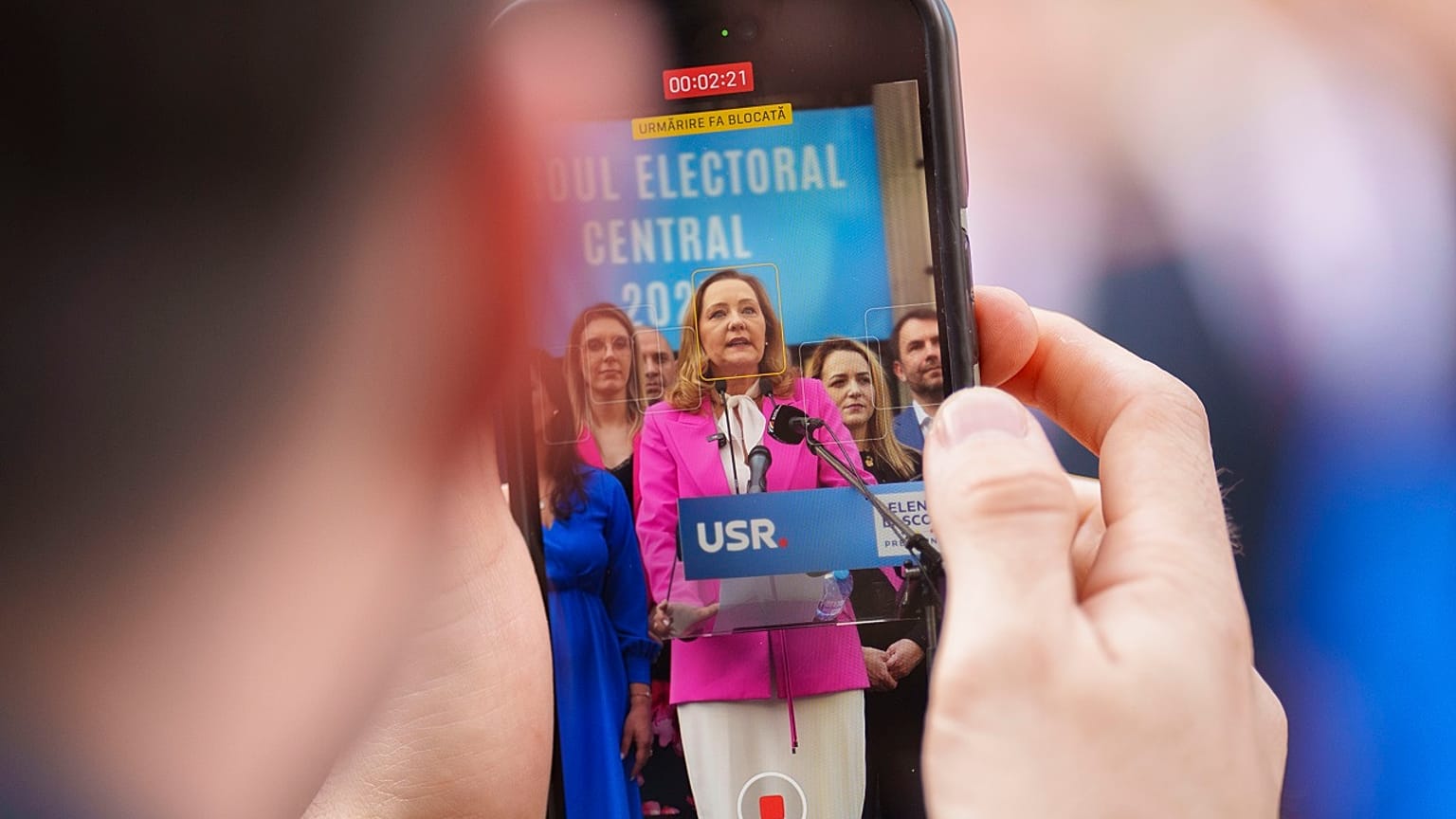 Romanya'yı Kurtarın Birliği (USR) partisinin cumhurbaşkanı adayı Elena Lasconi, seçim kurumu önünde yaptığı konuşma sırasında.